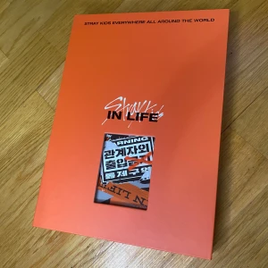 STRAY KIDS - 1ST OFFICIAL ALBUM REPACKAGE [IN生 (IN LIFE)] NORMAL VER. - PACKAGE FOR EACH VERSION : - 1 PACKAGE BOX - 1 PHOTO BOOK (72P) - 1 CD-R - 2 PHOTO CARD (RANDOM 2 OUT OF 33) - 1 POSTCARD (RANDOM 1 OUT OF 2) 