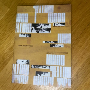 STRAY KIDS - SPECIAL ALBUM - CLE 2 : YELLOW WOOD [NORMAL VER.] - CONTENTS : - 1 PHOTO BOOK (RANDOM 1 SPECIAL PAGE OUT OF 9) - 1 CD-R (RANDOM 1 OUT OF 2ㅣCLE 2 VER. / YELLOW WOOD VER.) - 3 QR PHOTOCARD (RANODM 3 OUT OF 45)
