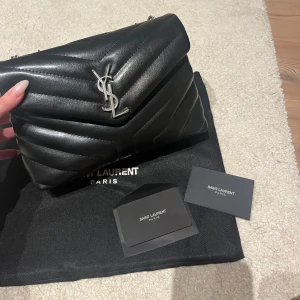ysl loulou bag - Säljer min ysl loulou bag small med silvrig kedja, i fint skick. Den köptes här på Plick så kan inte till 100% garantera att den är äkta därav priset, den har alla stämplar samt att kort och påse medföljer! ❤️ 