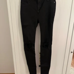 Svarta jeans med slitna knän - Säljer ett par svarta jeans från 157. De har en tight passform och coola slitningar vid knäna som ger en edgy look. Perfekta för både vardag och fest! 🖤 aldrig använda 