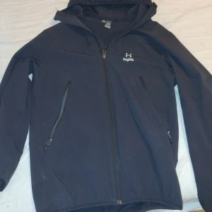 Svart vindjacka från Haglöfs - Säljer nu en fin Haglöfs vindjacka inga defekter, eller hål , storlek M hör av er vid funderingar finns att hämta i Kungsängen/Fridhemsplan