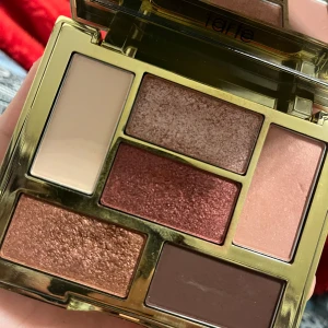 Ögonskuggspalett från Tarte - Säljer en superfin ögonskuggspalett från Tarte med sex olika nyanser. Paletten har både matta och skimrande färger i jordnära toner som beige, brons och koppar. Perfekt för både vardag och fest! Den kommer i en söt förpackning med färgglada mönster och har en praktisk spegel inuti. PRIS KAN DISKUTERAS 