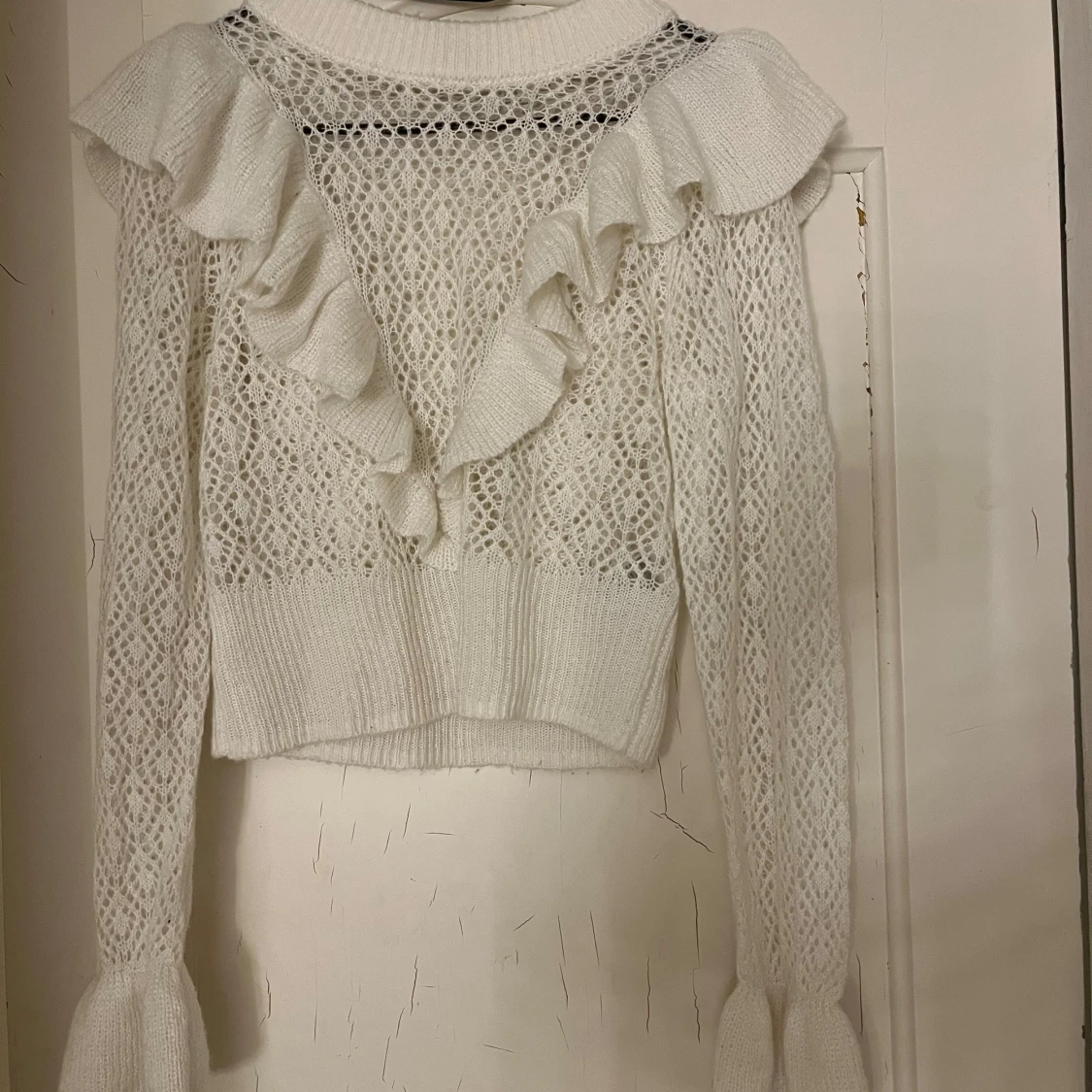 Vit stickad tröja med volangdetaljer - 90