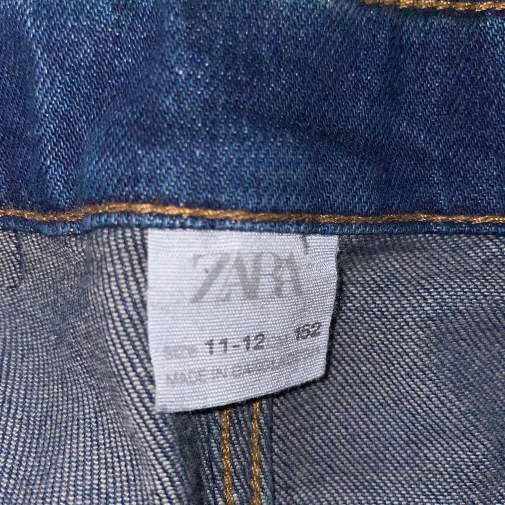 Säljer ett par snygga blå jeans från Zara i storlek 11-12 år. De har en klassisk femficksdesign och är i bra skick. Perfekta för både vardag och festliga tillfällen. Passar bra till en avslappnad stil. Skriv vid minsta lilla fundering✍️😀✅. Jeans & Byxor.