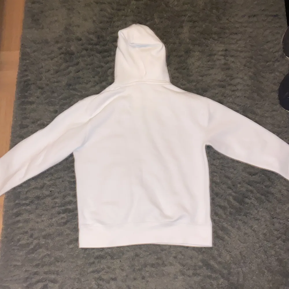 Säljer en stilren vit hoodie från Pull&Bear i storlek XS. Den är supermjuk och perfekt för både höst och vinter. Hoodien har en klassisk design med en stor ficka fram och en bekväm huva. Perfekt för en avslappnad look eller mysiga dagar hemma. 🕊️. Hoodies.