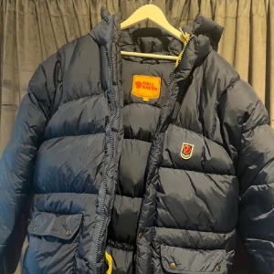 Fjällräven Jacka  - Säljer en super fet Fjällräven Jacka!! | Utmärkt skick 9,5/10! | Pris 3 799kr | Nypris 6 999kr |  Storlek S | En Dustbag följer med vid köp | Missa inte denna chansen! | Hör av dig vid minsta fundering! 🙌