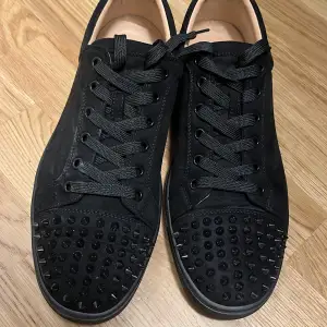 Säljer ett par svarta sneakers från Christian Louboutin i mycket bra skick. De är gjorda av skinn och har snörning för en perfekt passform. Perfekta för vinter. Pris diskuteras bara vid snabb affär , tyvärr har jag inte box eller kvitto och därför är priset lågt 