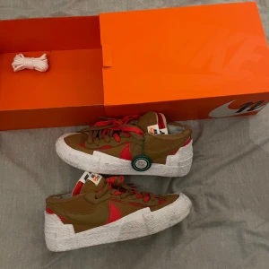 Nike Blazer Low x Sacai Brown 41 - Säljer mina otroliga Nike Blazer Low x Sacai Brown i storlek 41 (passar även 42) helt oanvända med box, tags och alla originaltillbehör inkluderade! 🐻 fetaste skorna till höst och vinter helt klart!!!