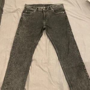 Weekday ”Friday” Jeans - Supersnygga gråa jeans från Weekday i modellen ”Friday”. Mycket bra skick, storlek 30x30.