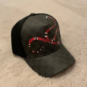 Svart keps  - Säljer en snygg svart keps som är helt oanvänd. Man kan ändra storlek