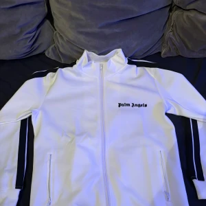 VIT PALM ANGELS SET - HELT NYTT PALM ANGELS SET SÄLJES PGA ATT KLÄDERNA INTE PASSAR  BYXORNA ANVÄNDS FÅTAL GÅNGER  För mer info var inte rädd att fråga😁 Vid snabb affär kan jag slänga in lite parfym splittar på min bekostnad.  Mvh Gabriel. A😁