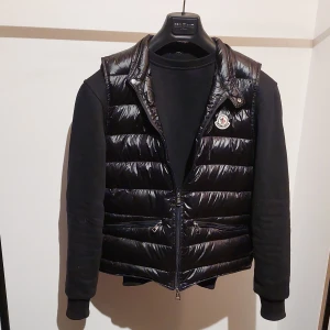 Svart Moncler Gui Väst - Säljer en snygg svart från Moncler gui väst i mycket bra skick. Perfekt för höst och vår eller sommarkvällar. NFC scan funkar.