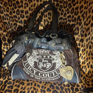 Juicy Couture väska - Skitsnygg vintage daydreamer från Juicy couture  ❤️ charms medföljer. Så klart äkta! Ej säker på om jag vill sälja men hör av dig vid intresse