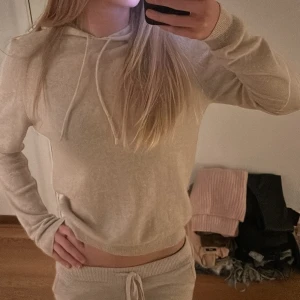 Beige mysigt set från soft goat - Säljer en supermysig beige hoodie och byxor i cashmere från soft goat. Perfekt för chilliga dagar hemma eller en avslappnad promenad. Den har en skön passform med långa ärmar och en praktisk huva. Matcha med ett par söta tofflor för den ultimata komforten! Kostar upp mot 5000 vid köp av nytt🧡