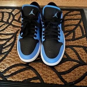 Jordan 1 Sneakers - Fina Jordan 1 unik färg köpa från usa på stockx knappt använda 2-3 gånger mycket fint skick ingen slitage.