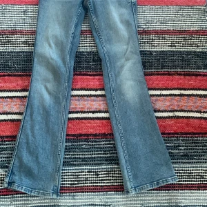 Blå bootcut low waist jeans  - Säljer ett par snygga blå bootcut low waist jeans i bra skick. Ny pris ca 260kr. Säljer pga för korta. Perfekt som julklapp eller till sig själv🤍