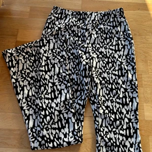 Svartvita mönstrade byxor Shein - Säljer ett par snygga svartvita byxor från Shein i storlek M. Köpta second hand men aldrig använda av mig. Superfina och skönt material 🖤🤍