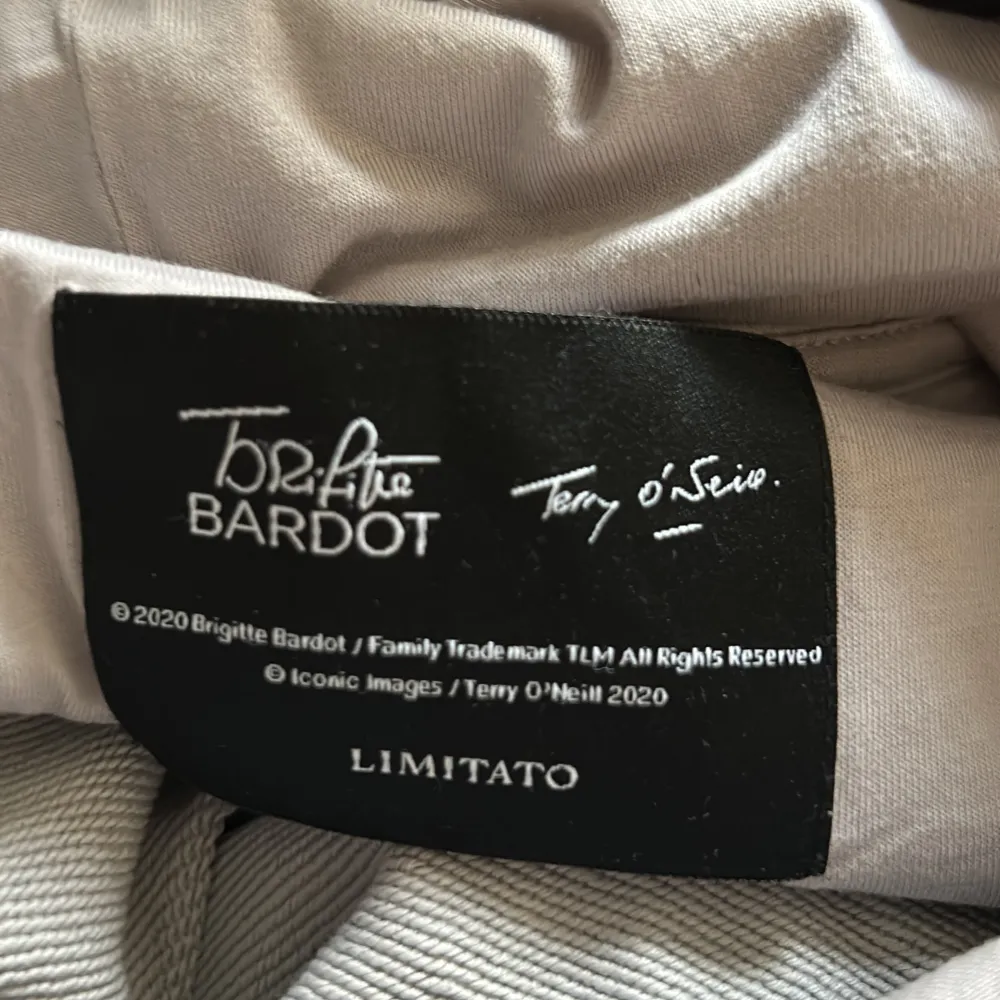 Säljer en snygg vit hoodie från Limitato med ett coolt tryck av Brigitte Bardot på framsidan. Den är i bra skick och gjord av mjuk bomull. Perfekt för en avslappnad stil eller att mysa i hemma. Huvan har dragsko och tröjan har en normal passform. Tröjan har inga defekter, om ni är minsta lilla intresserad fråga mig!. Tröjor & Koftor.