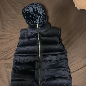 Stenström liknande väst  - Tjena! säljer nu en riktigt fet väst från Vendiera då den var för liten för mig, västan är bara testad aldrig använd! Passar runt 160-175, skriva gärna till mig vid mer funderingar eller frågor. //mvh timelessfashion 😃