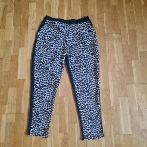 Leopard mjukisbyxor  - Sköna mjukisbyxor med leopardmönster.  Framtill - leopard  Baktill - svarta