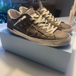 Philippe Model skor  - Säljer ett par grå Philippe model i storlek 44 men passar även 45, fint skick men lite defekter vid hälen men annars fina. Priset kan diskuteras! 😃