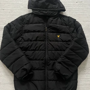 Vinterjacka från Lyle & Scott - Säljer en svart vinterjacka/dunjacka från Lyle & Scotts barnavdelning i superbra skick!🤩 Jackan är ändast använd vid fåtal tillfällen och är som ny. 💕Jackan har inga fläckar eller andra defekter.🙌🏼 Den har samt två innerfickor på vardera sida inuti. Nypris är runt 800kr och jag säljer för 500kr(priset går att diskutera) 💗Passar perfekt för både höst och vinter!🩵
