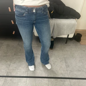 Blå jeans med bootcut - Säljer ett par snygga blå jeans med bootcut och low waist. De är i mycket bra skick, använda 2-3 ggr. Storlek 158 och passar mig som är 160 och vanligtvis har xs/34/36
