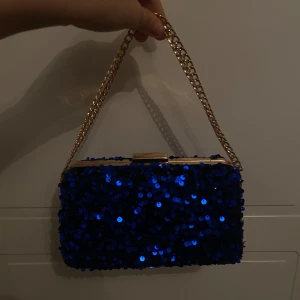 festlig väska  - jätte fin blå väska som är väldigt unik 
