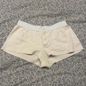 Brandy Melville shorts - Säljer dessa helt oanvända ”boyshortsen” från Brandy Melville då de var försmå när jag köpte men kunde inte lämna tillbaka. Tror inte modellen säljs längre. Inga defekter och nyskick💞Hör av dig vid funderingar