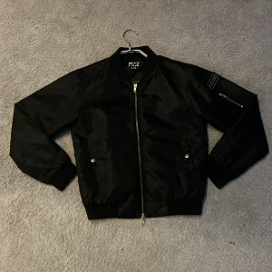 Svart bomberjacka från WAY.INK - Säljer en snygg svart bomberjacka från WAY.INK i bra skick. Jackan har en dragkedja fram och två fickor med knappar. Perfekt för höst och vår! och storlek🖤146/152Mvh/Noah