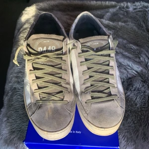  P448 skor - Säljer ett par skor från P448 i okej skick. Original box och extra skosnören medföljer. Nypris 2200