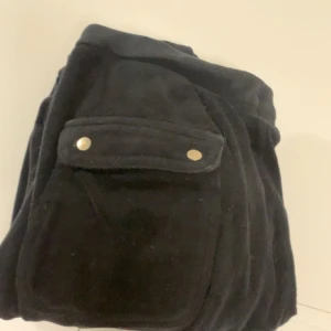  Juicy Couture - Säljer ett par svarta juicy byxor 