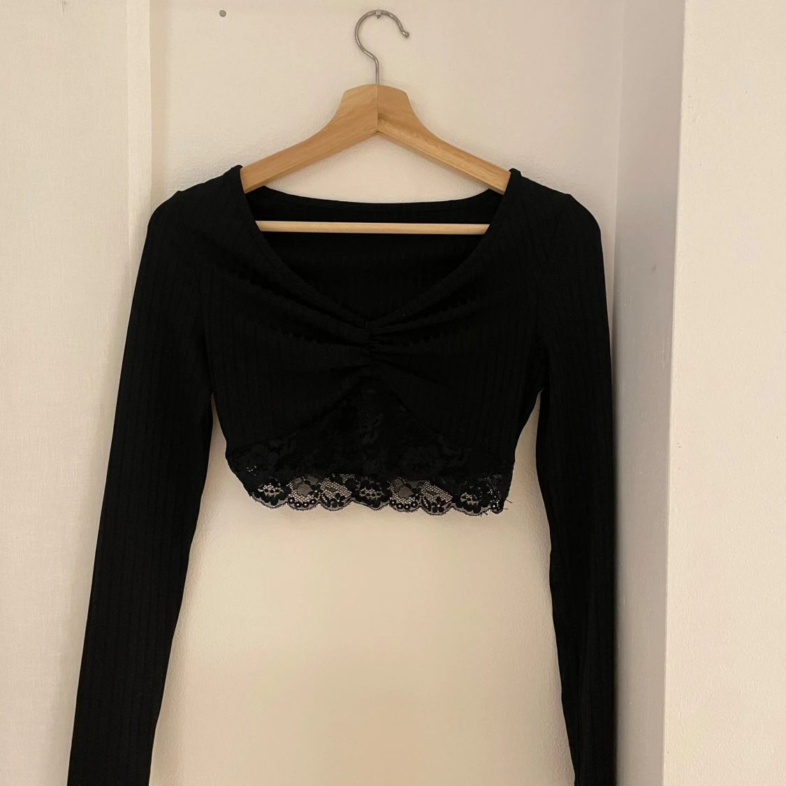 Svart långärmad topp med spetsdetaljer