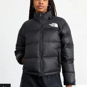 Svart dunjacka från The North Face - Intressekoll på min north face jacka! Den är väl använd sen 2 år tillbaka men bra skick ändå. Den är lite trasig på ena armen där man kan knäppa en knapp. Men inget som påverkar själva jackan (kan skicka bilder). Nypris 3695kr. I storlek dam M. Skriv för fler bilder/frågor. Kom med ett rimligt prisförslag🩷