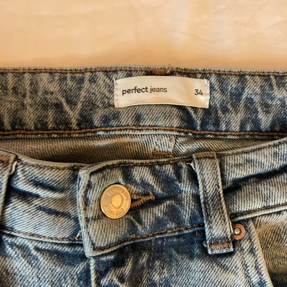 Säljer ett par snygga jeans från Gina Tricot i storlek 34. De är högmidjade med en straight passform. Tecken på användning vid fållen, se bild. Är 160 cm, skriv för frågor!💞. Jeans & Byxor.