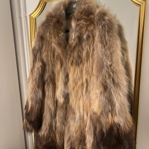 Brun äkta pälsjacka Levinsky Fur Copenhagen - Säljer en superfin brun pälsjacka från Levinsky Fur Copenhagen. Den är perfekt för kalla dagar och ger en lyxig känsla. Jackan har långa ärmar och en mjuk, fluffig textur. Passar perfekt till både vardag och fest. 🧥✨Använd endast en gång, nyskick. 