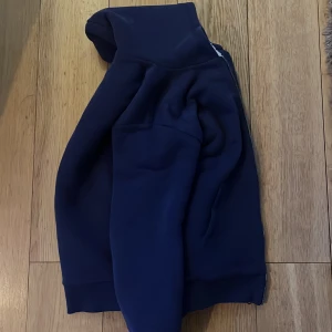 Mysig fleecejacka från Hundred Pieces - Säljer en supermysig fleecejacka från Hundred Pieces i storlek 14Y. Den är mörkblå på utsidan och har en mjuk, beige fleece på insidan. Perfekt för kyliga höst- och vinterdagar. Jackan har en dragkedja framtill och är i mycket bra skick. Perfekt för att hålla sig varm och bekväm! Pris kan diskuteras