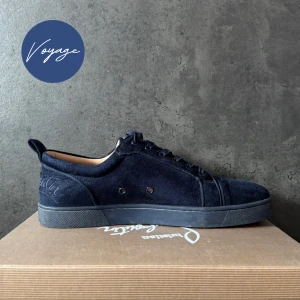 Mörkblå sneakers från Louboutin - Snygga mörkblå sneakers i mocka från Louboutin. Perfekta för både vardag och fest! Skorna är i nytt skick och kommer i originalförpackning. Skriv om du har några funderingar 😉priset är inte hugget i sten!!