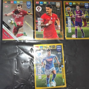 Säljer FIFA Panini 2019 till 2020 fotbollskort  - Fotbollskort som jag har samlat i 2019 och 2020 det är bland annat limited edition och två som van FIFA World cup 2018 och dom är officiella licensed product, och 3RD FIFA club World cup 16-12-2017 och 4TH Italien Doubble in a row 13-5-2018 och 5TH English Title 15-4-2018 och 28 timmes German Champions 7-4-2018 och 100 Goals For Atletico 28-2-2018 och andra special kort