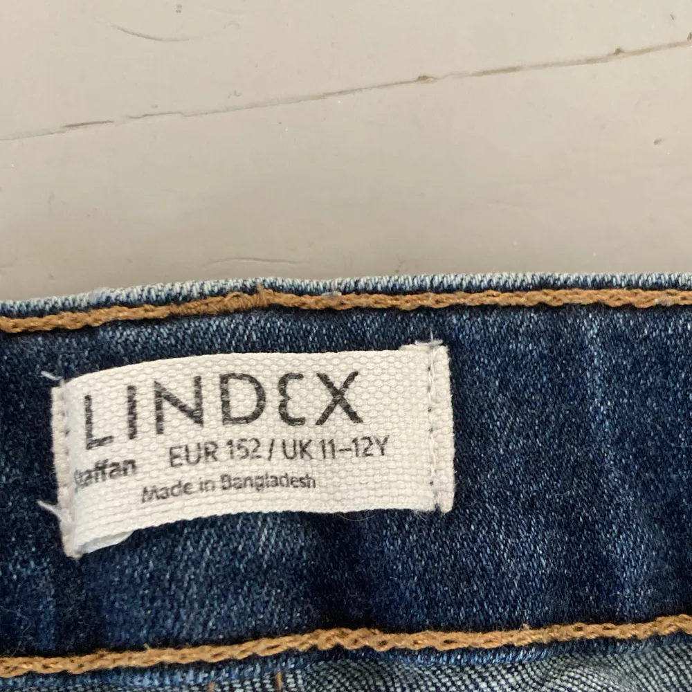 Säljer ett par klassiska blå jeans från Lindex i storlek 152. Modell Staffan.. Farkut & Housut.