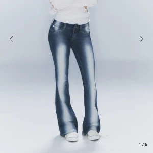 Blå bootcut jeans - Snygga blå bootcut jeans🎀🎀 Aldrig använd med lappen kvar🥰