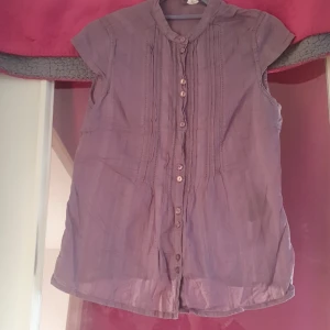 Somrig blus - Söt mörklila blus.