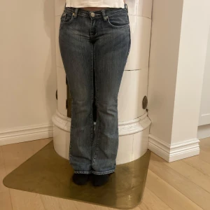 Lågmidjade Victoria Beckham jeans - Midjemått: 37cm rakt över. Innerbenslängd: 80 cm. Fina lågmidjade Victoria Beckham bootcut Jeans i bra kvalitet och fint skick med kronor på fickorna men små ”diamanter”/”stenar”