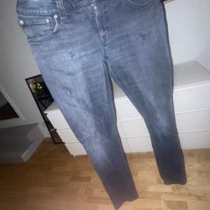 Säljer ett par grå svarta nudie jeans i väldigt bra skick. De har ett par feta slitningar vid båda benen och är riktigt sköna. Dom är storleken 30/32.Nypris 1600,Mitt pris 339. Pris ej hugget i sten!!!