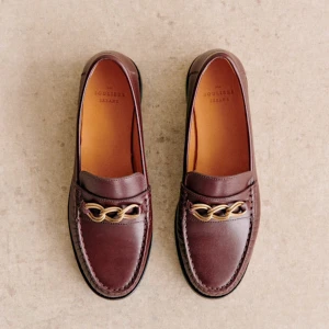 Bruna loafers från Sezane - Snygga bruna loafers i skinn från Sezane! Storlek 40. Köpta för 1800kr och endast användt en gång när jag provade de💕 säljer pga för små (så passar en 38-39 bättre)