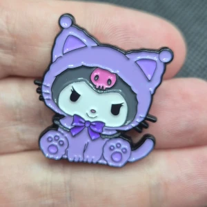 Söt Pin - Kuromi  - Söt Kuromi pin, mått på den är: 3.3×3cm. ✨️Titta igenom alla mina upplagda & köp fler saker i Bundle för att spara på frakten & få allt du köpt i ett & samma paket✨️ För att köpa med Bundle så får du först trycka i "Köp med bundle" sedan väljer du ut allt du vill köpa för att få allt på samma frakt = Billigare 👌 Om du däremot köper fler varor i olika köp blir det egen frakt för varje köp. Önskar du swisha mej, meddela mej vad du vill köpa så ordnar vi det 👌