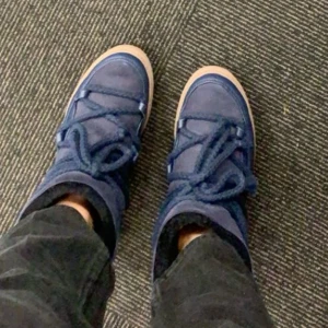 Mörkblåa inuikii - Säljer ett par snygga blå inuikii i mycket bra skick. De har en cool design med snörning och en bekväm passform. Perfekta för vardagsbruk eller en avslappnad dag ute. Skorna är i en härlig blå färg som passar till det mesta.