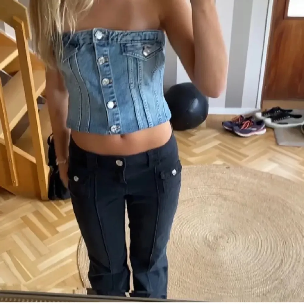 Säljer ett par svarta byxor i bra skick. De har snygga fickdetaljer med knappar och en bootcut-stil som ger en trendig look. Perfekta för både vardag och fest! Lägger upp igen då de aldrig såldes förra gången💓. Jeans & Byxor.