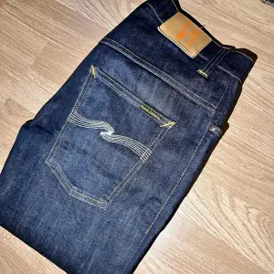 Säljer dessa Nudie jeans i modellen Thin Fin vilket är slimfit, jeansen är i väldigt bra skick utan defekter 