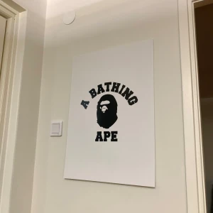 Bape - En grym affisch som passar perfekt i ditt rum! Den är 50x70 cm och tryckt på riktigt bra papper. Vill du veta mer eller köpa den? Hör av dig!